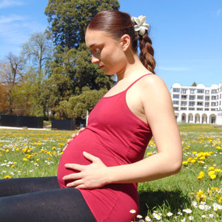 Cours de yoga prénatal en groupe pour futures mamans