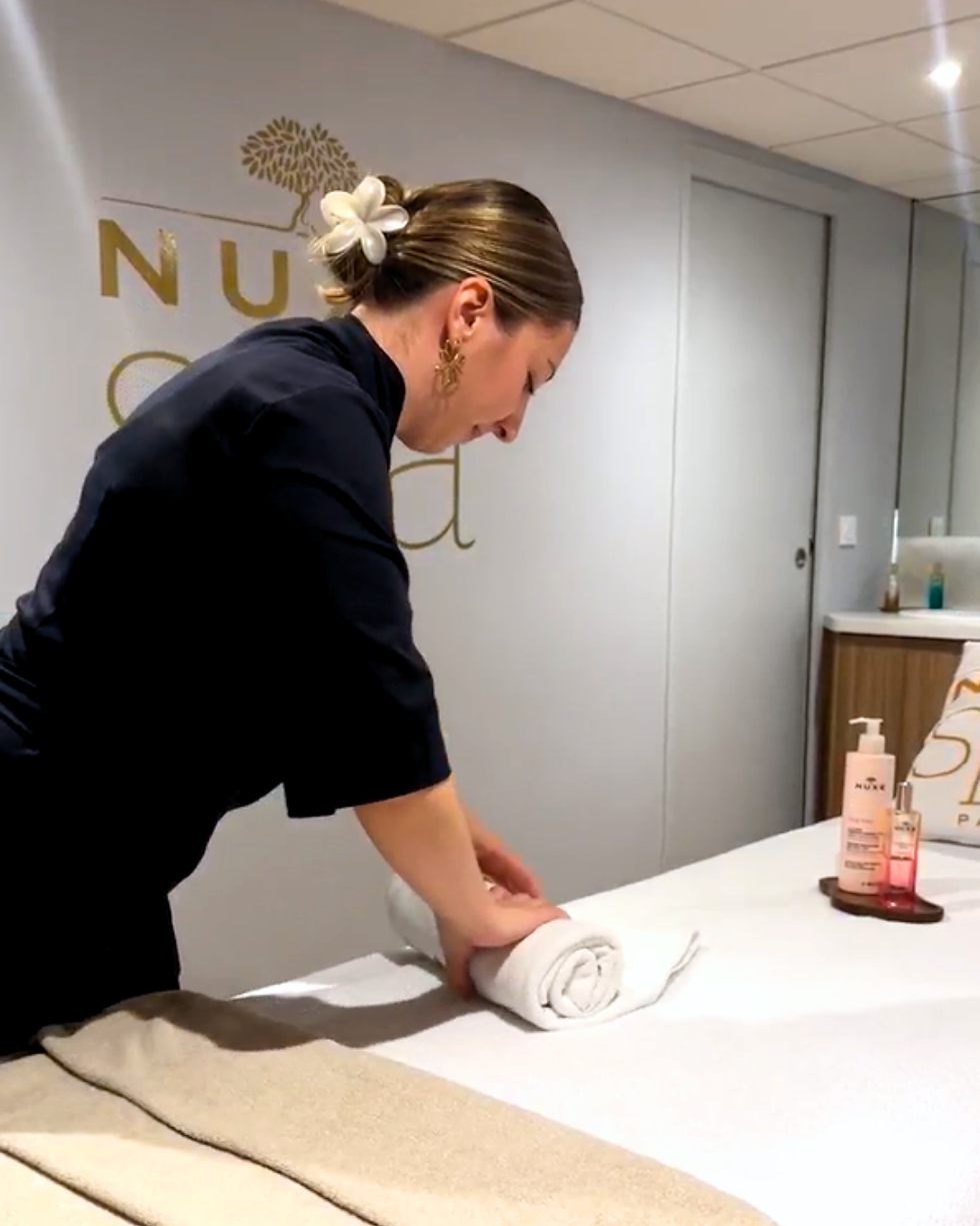 Mailysse préparant une cabine de soins