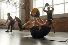 Salle de fitness moderne de l'Hôtel Mercure Bourg-en-Bresse, équipée pour tous types d'entraînement