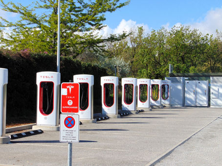 Des bornes Tesla et universelles en superchargeur