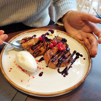 Une des deux copines avec un dessert gourmand et fruité