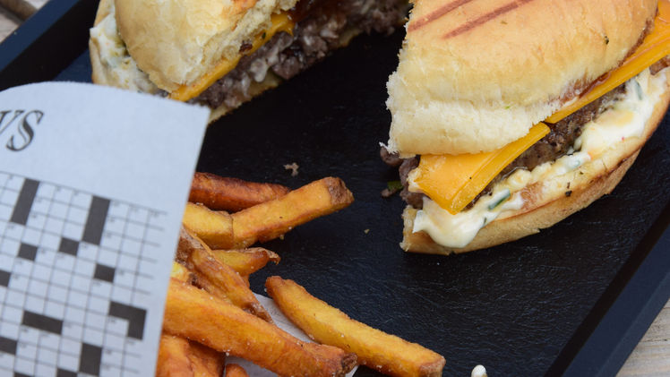 Burgers et frites servis au Foodtruck Õ Séquoia