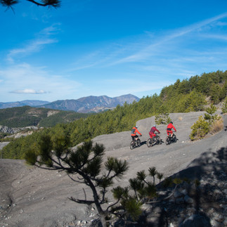 Vue panoramique des Terres Noires VTT à Digne-les-Bains paysage géologique unique Alpes de Haute-Provence