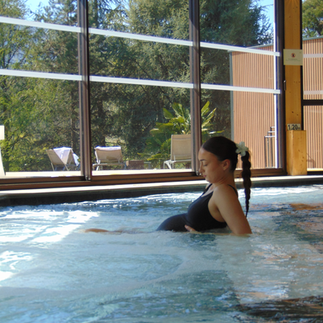Future maman profitant d’un bain relaxant en balnéothérapie