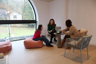 Espace de detente avec fauteuils et ambiance zen aux Thermes de Marlioz