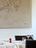 restaurant intérieur avec loggia lumineuse en Provence ambiance conviviale