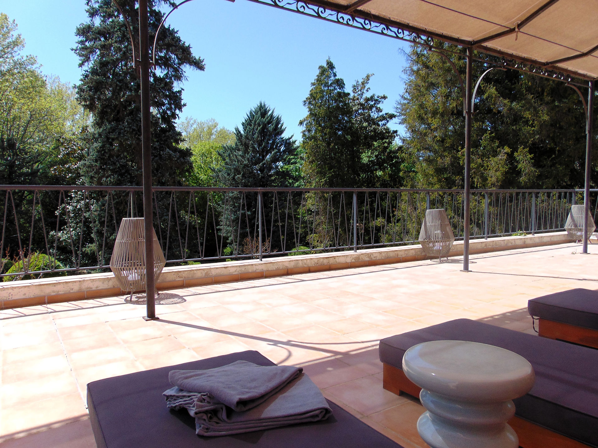 terrasse bien-être hôtel spa Provence transats au soleil ou à l’ombre