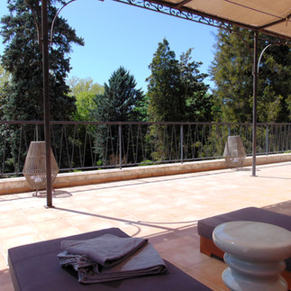 terrasse bien-être hôtel spa Provence transats au soleil ou à l’ombre