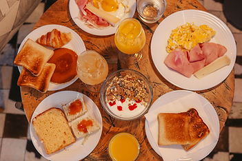 Petit-déjeuner avec produits frais et viennoiseries