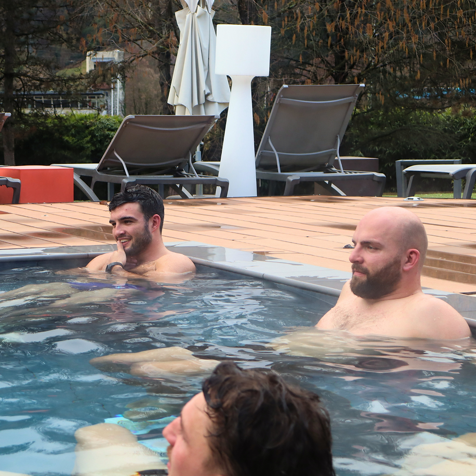 Joueurs de rugby qui se détendent dans le bassin extérieur