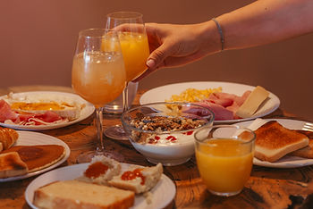 Buffet petit-déjeuner gourmand au Refuge des Sources