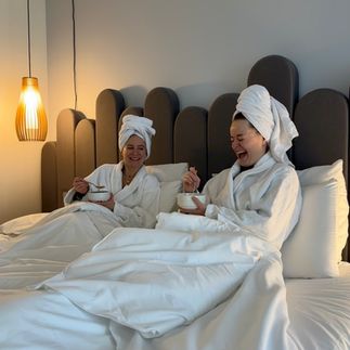 2 copines à l'hôtel Mercure Aix-les-Bains prenant le petit déjeuner au lit