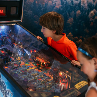 Salle de jeux ibis Styles avec baby-foot et flipper pour enfants et adolescents
