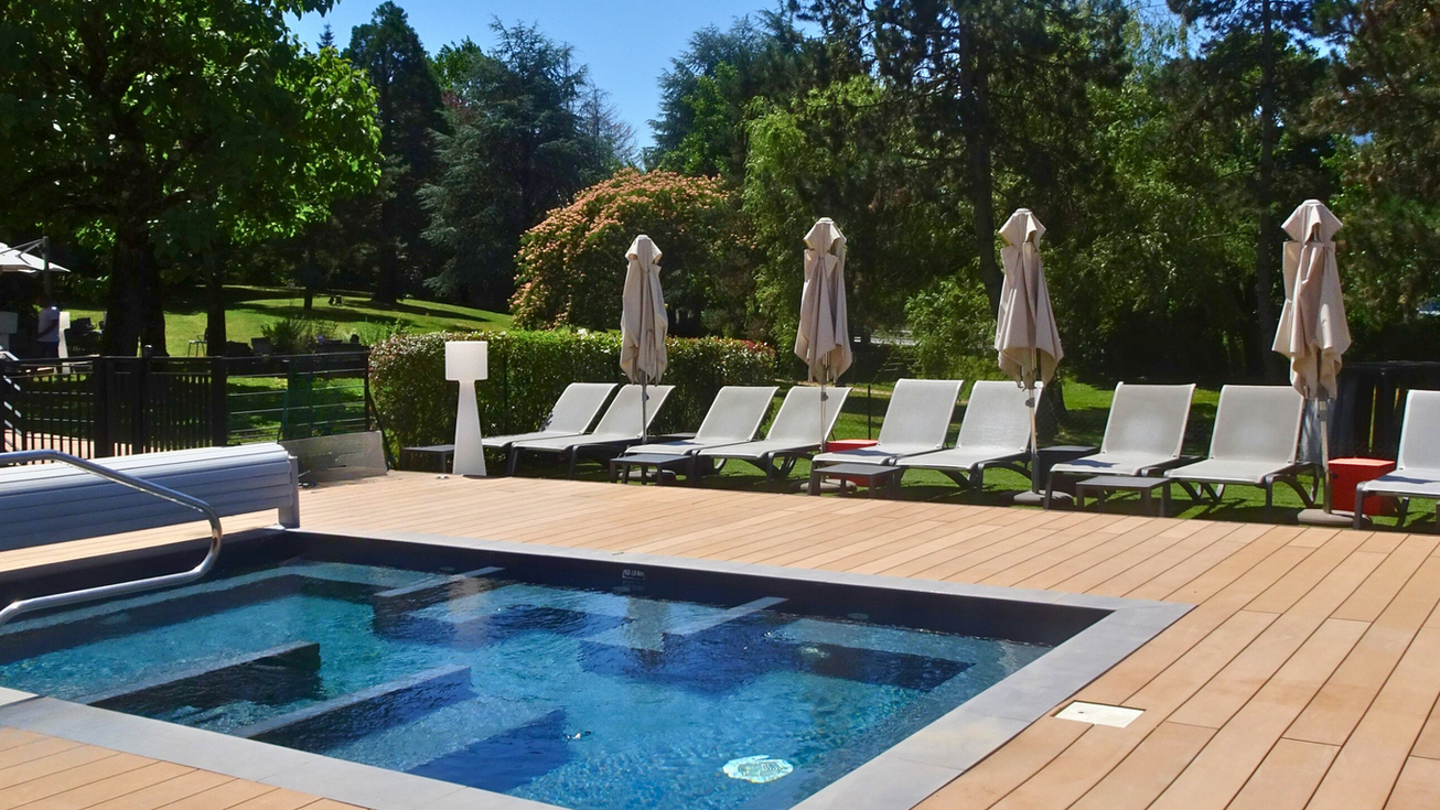 Terrasse ensoleillée avec bassin extérieur chauffé 