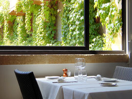 restaurant hôtel avec terrasse et jardin ambiance calme Provence