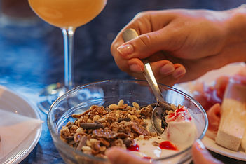 Buffet sucré salé servi à l'hôtel Le Refuge des Sources