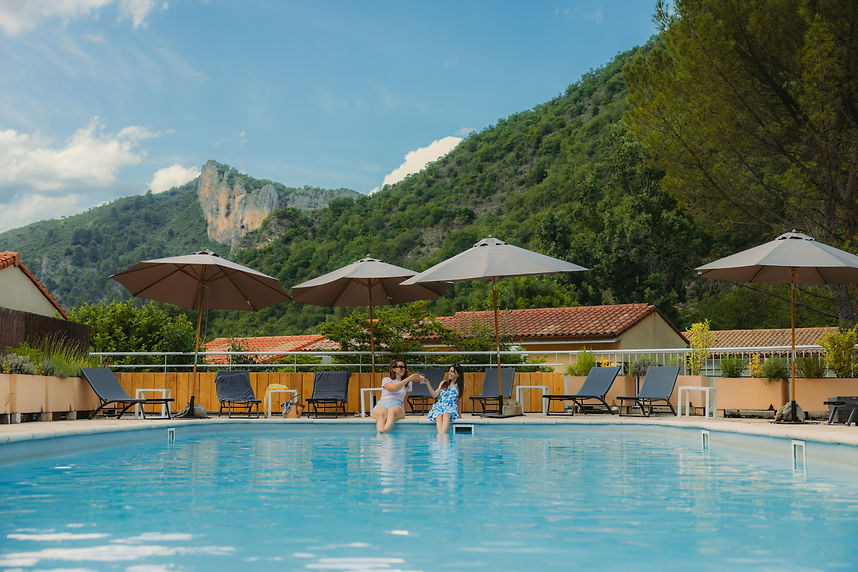 Piscine extérieure de l'hôtel Le Refuge des Sources à Digne-les-Bains avec vue sur les montagnes
