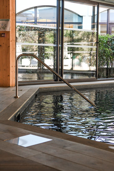 Bassin intérieur du spa pour moment de relaxation