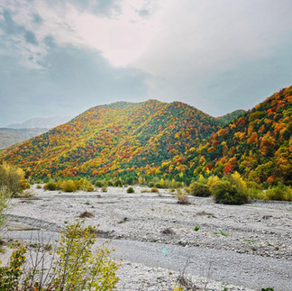 Séjour de Noël en famille au Refuge des Sources, repas de fête, randonnée dans le Geoparc