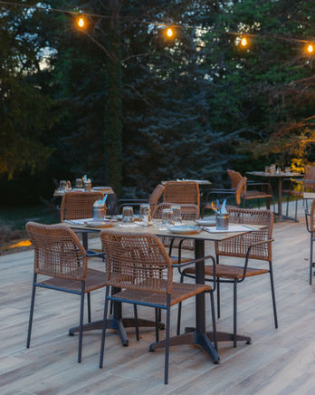 Terrasse extérieure du bar Les Jardins de Gréoux à Gréoux-les-Bains