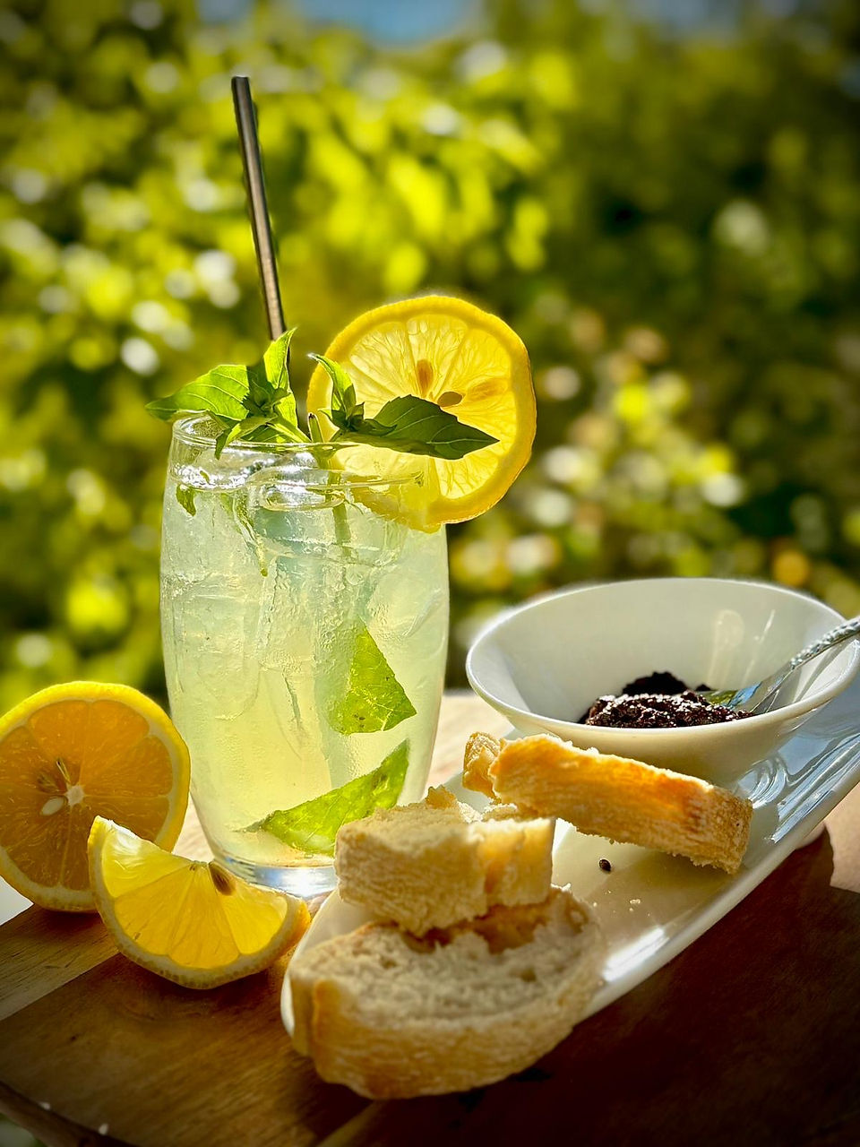 Cocktail au citron et à la menthe accompagné de tapenade et de pain