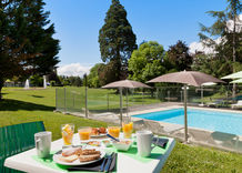 Piscine extérieure du Domaine de Marlioz