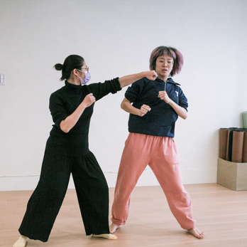 《課程內容》
每期特訓班的武打內容皆全新設計
每一期將學習到不同的舞台打鬥技巧和訓練，兩天密集特訓刺激身體記憶，身體協調力快速成長。在老師細心逐步的引導下完成如電影般的武打連續技，建立屬於自己的獨特打鬥風格。

學員將能學會完整帥氣的連續技Combo、刺激緊湊的雙人武打設計！
🔥帥氣的武打影片，當作品、放限動、丟徵選，都超有面子😎