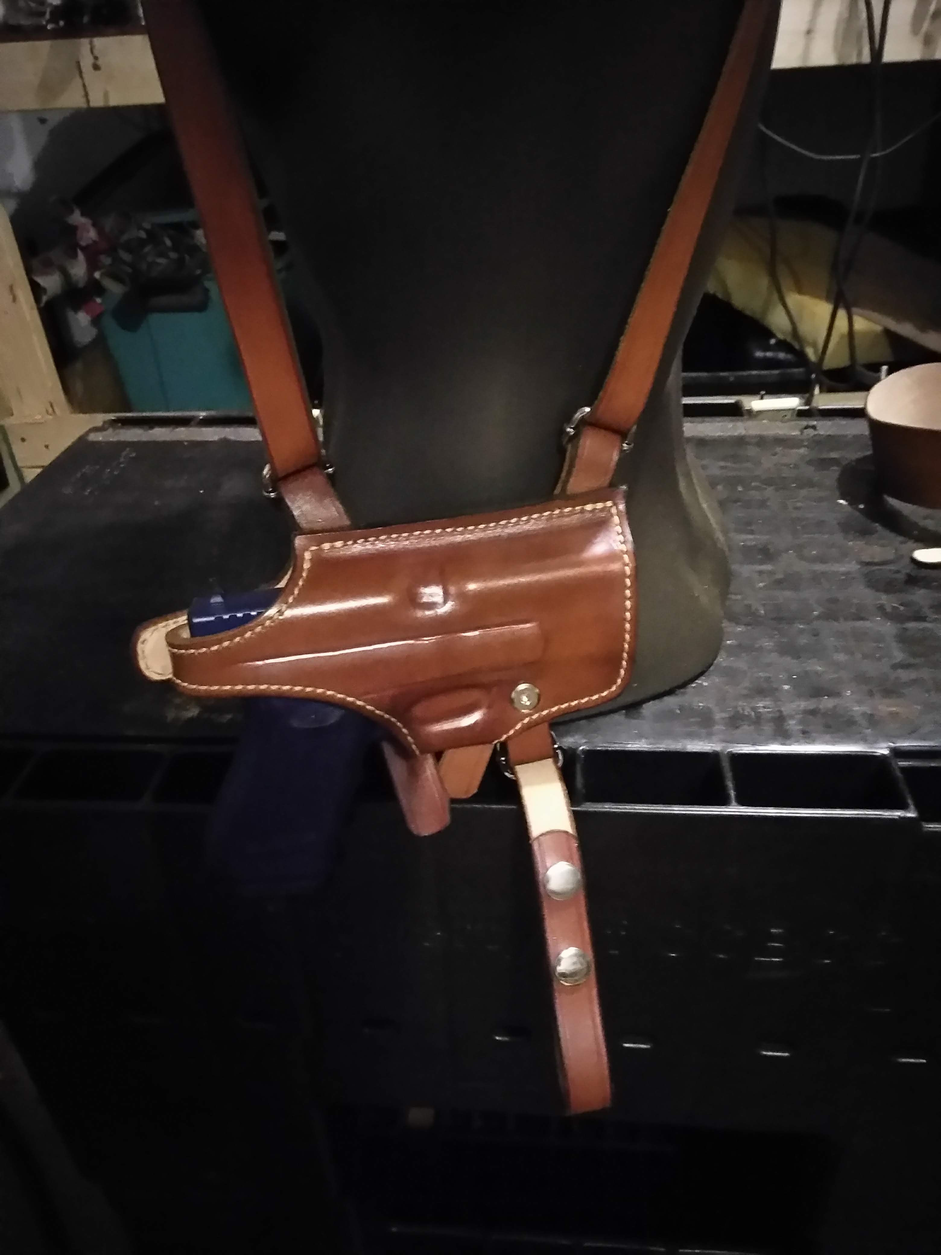 Glock 19/23/32 shoulder holster with two mags right handed in brown leather new