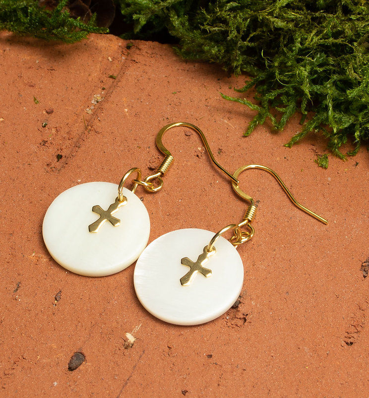 Miniature : Boucles d'oreilles artisanales nacre blanche breloques dorées