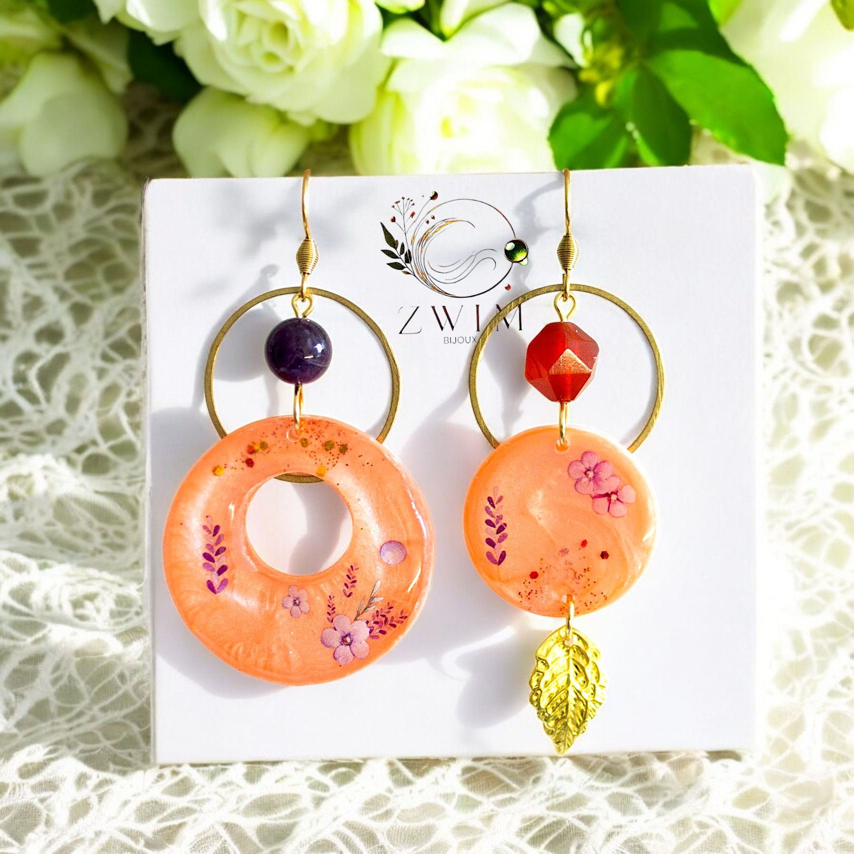 Boucles d'oreilles asymétriques orange avec cornaline et améthyste