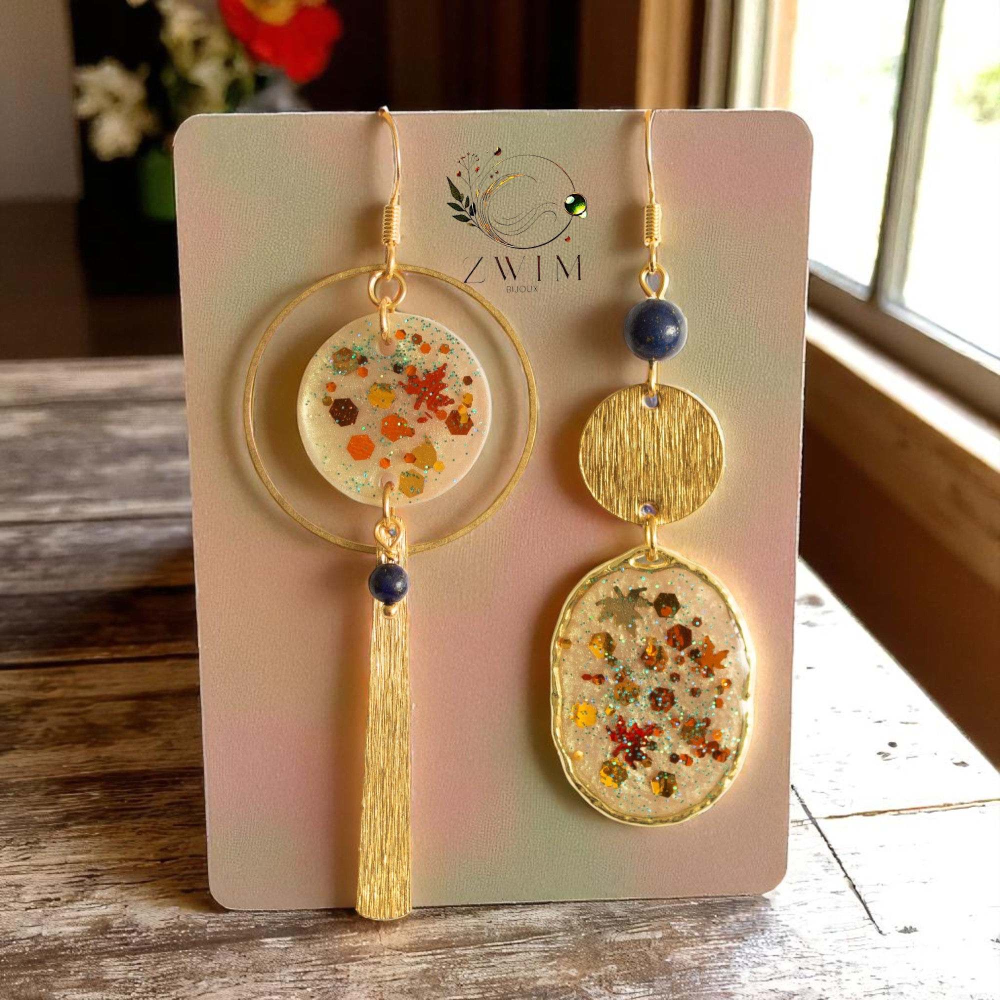 Boucles d'oreilles artisanales asymétriques lapis lazuli et paillettes