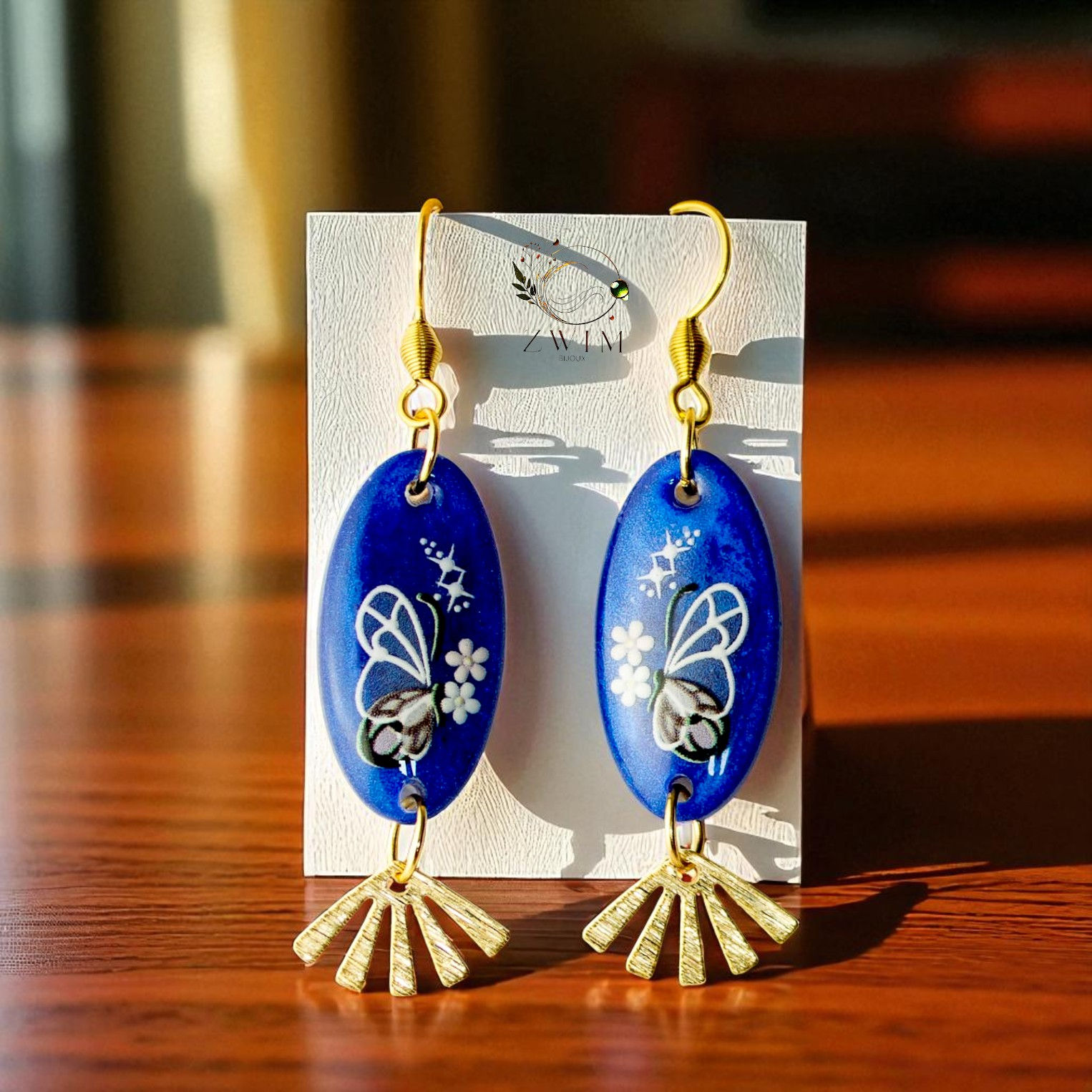 Boucles d'oreilles artisanales bleu ornées de papillons