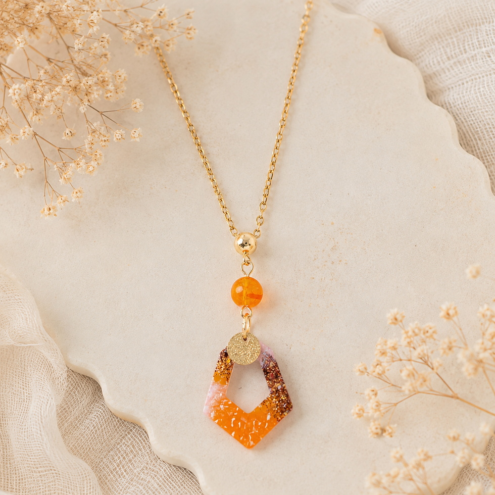 Collier court agate orange naturelle et pendentif résine orange