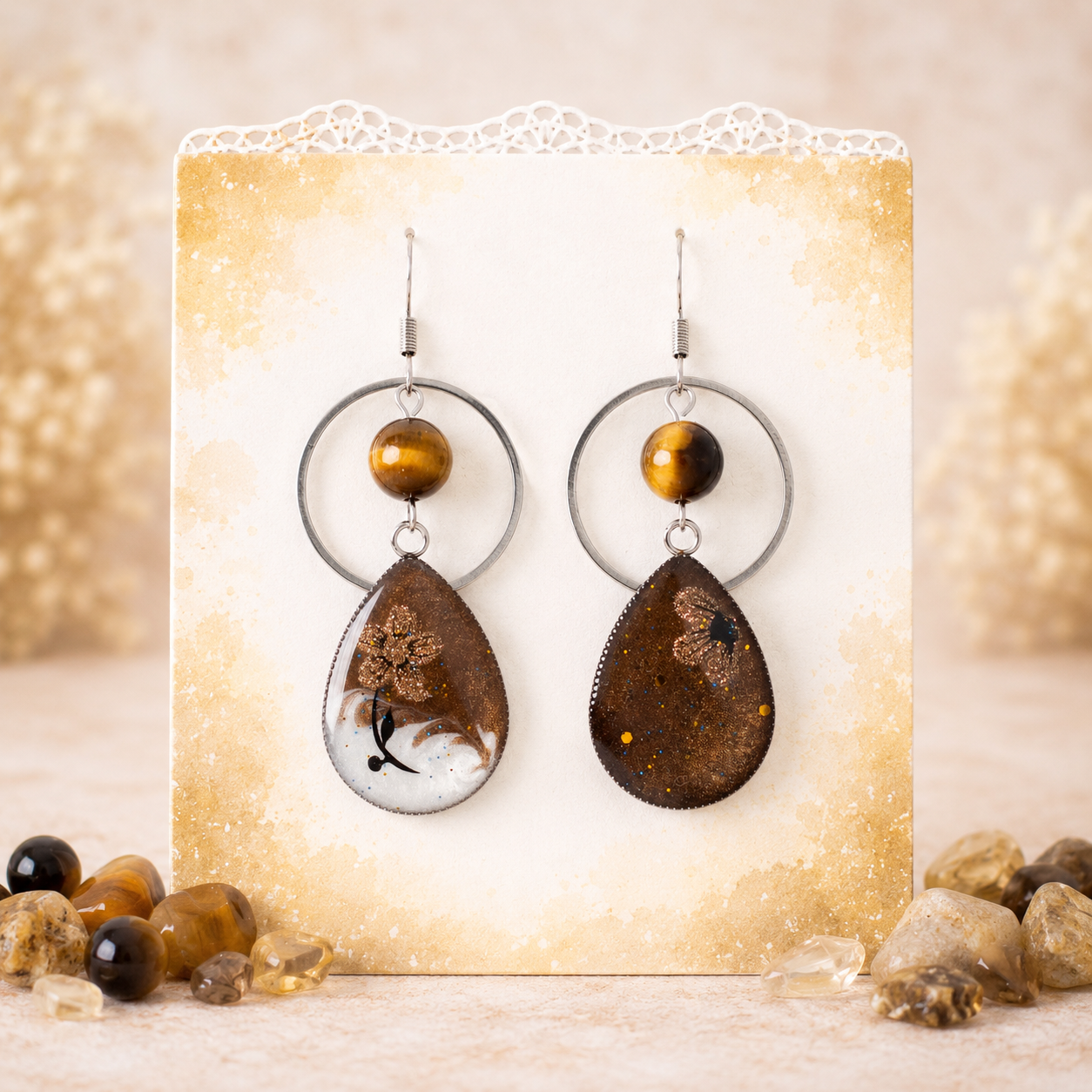 Boucles d’oreilles œil de tigre avec pendentifs nacrés marron et crème