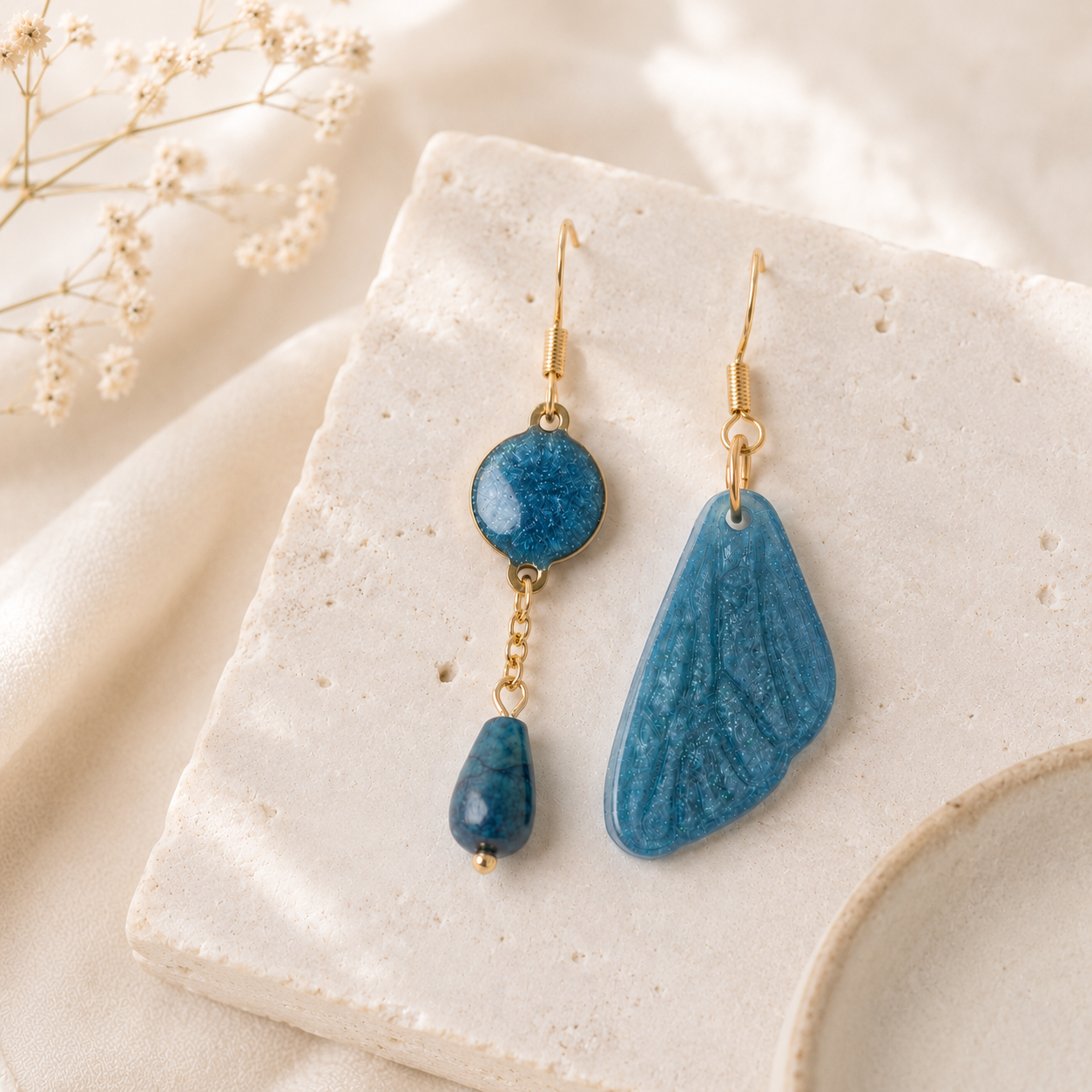Boucles d’oreilles asymétriques en apatite naturelle et résine bleue scintillante