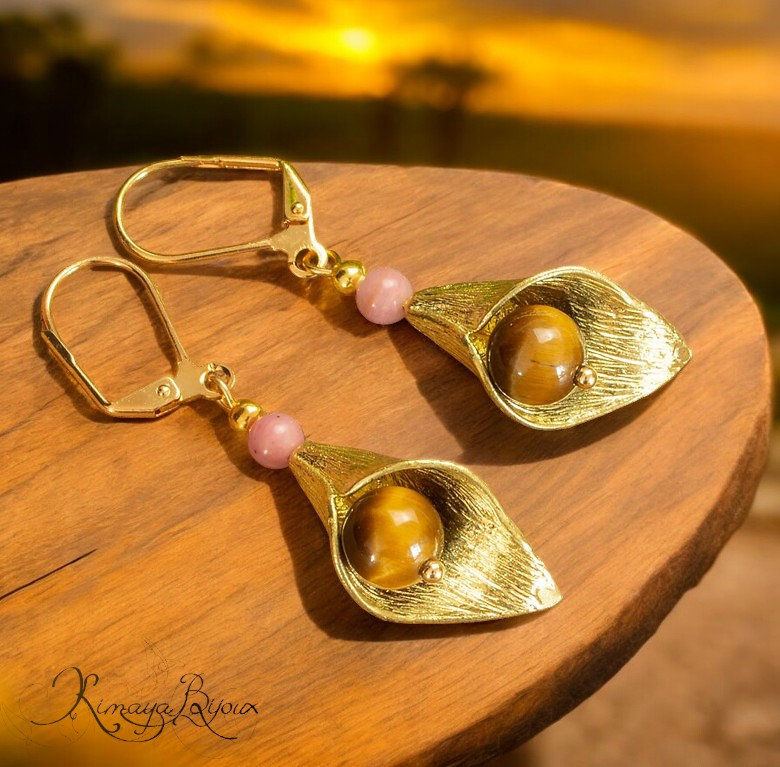 Miniature : Boucles d'oreilles artisanales fleur d'arum Oeil de tigre et Rhodochrosite
