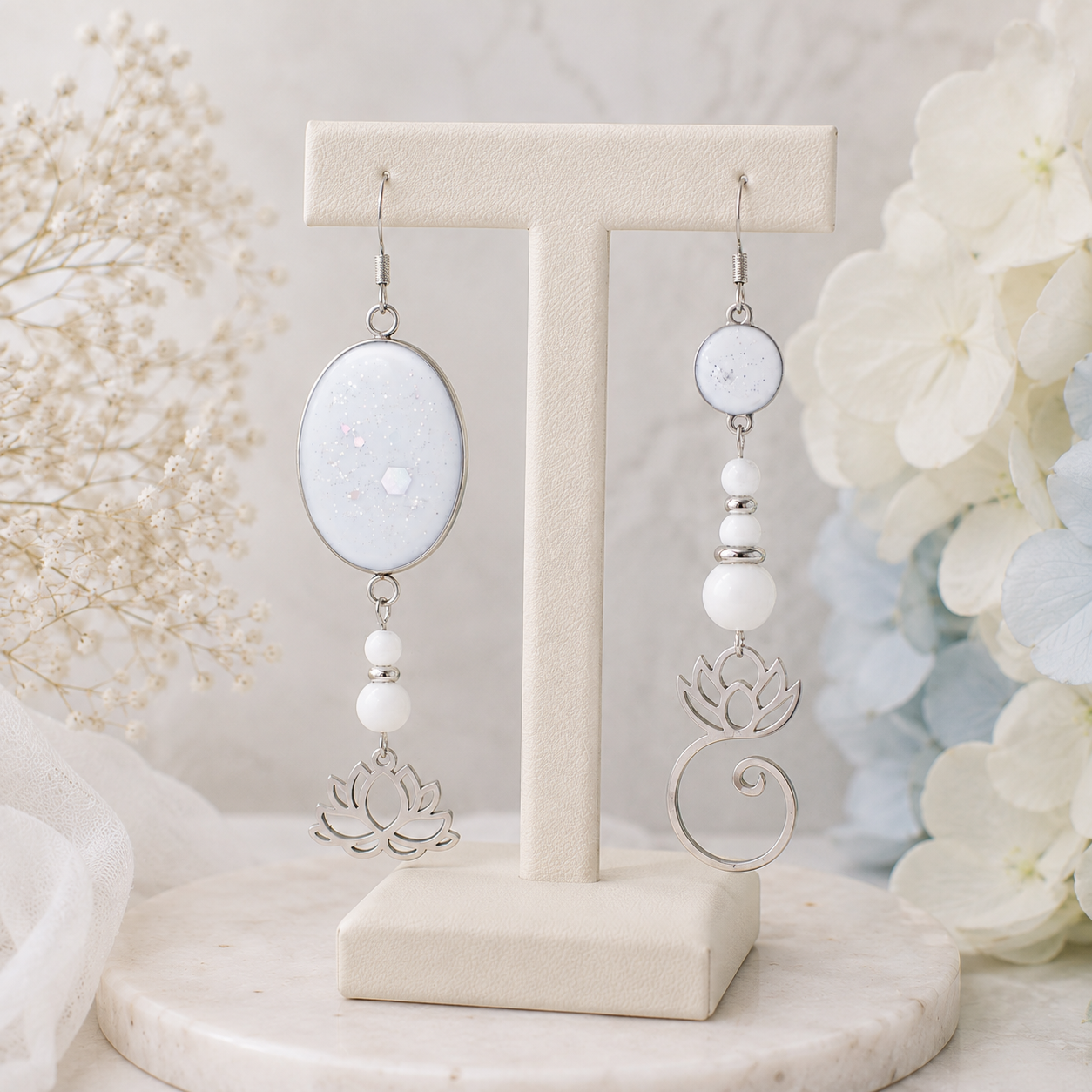 Boucles d’oreilles artisanales asymétriques jade blanc et fleur de lotus