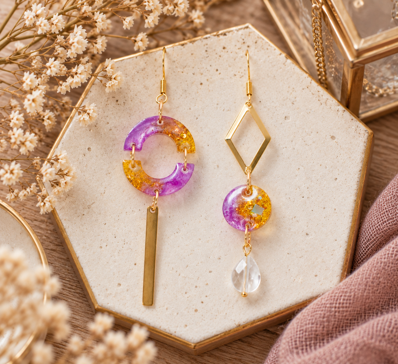 Boucles d’oreilles asymétriques cristal de roche et résine violette et dorée
