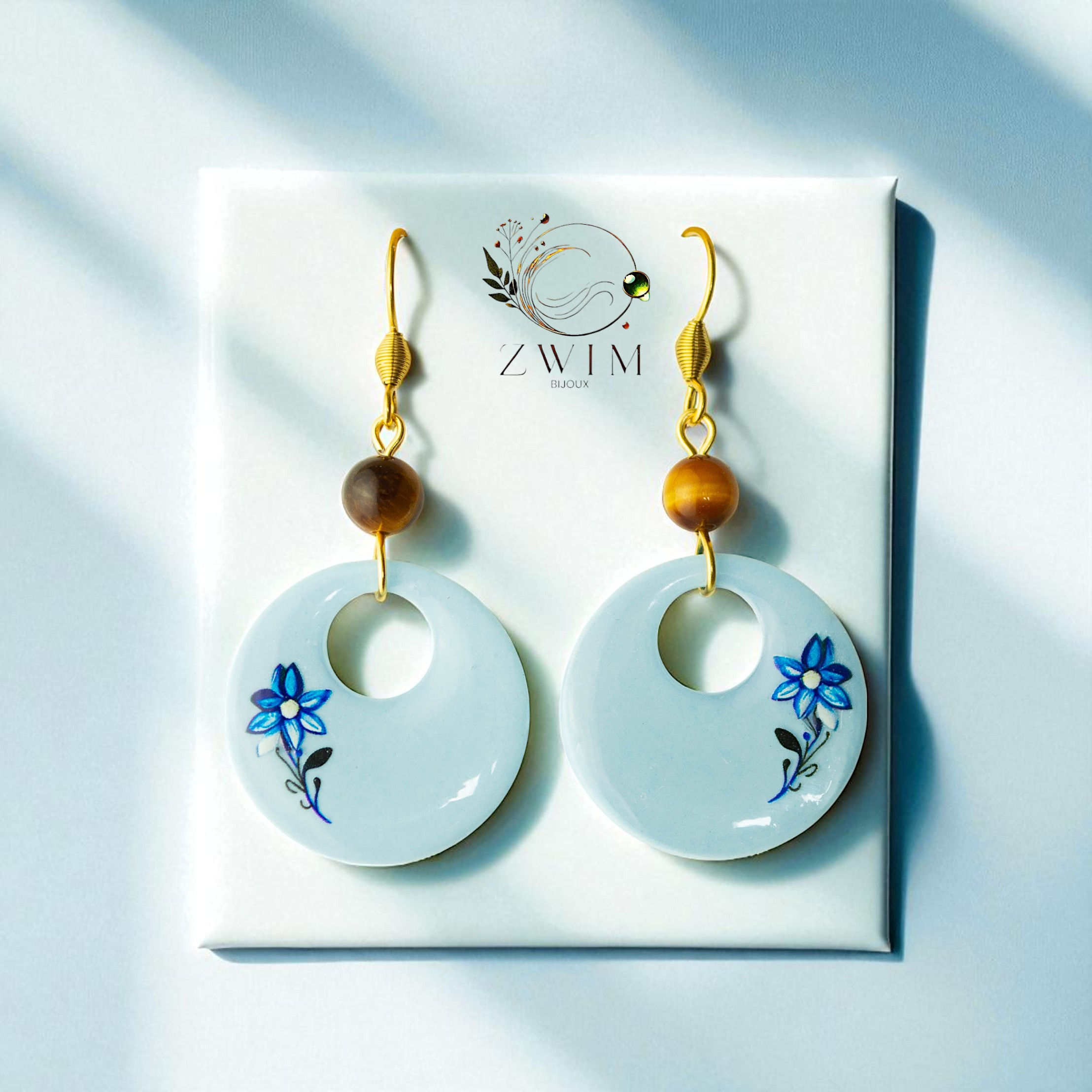 Boucles d’oreilles artisanales en œil de tigre et pendentifs bleus fleuris