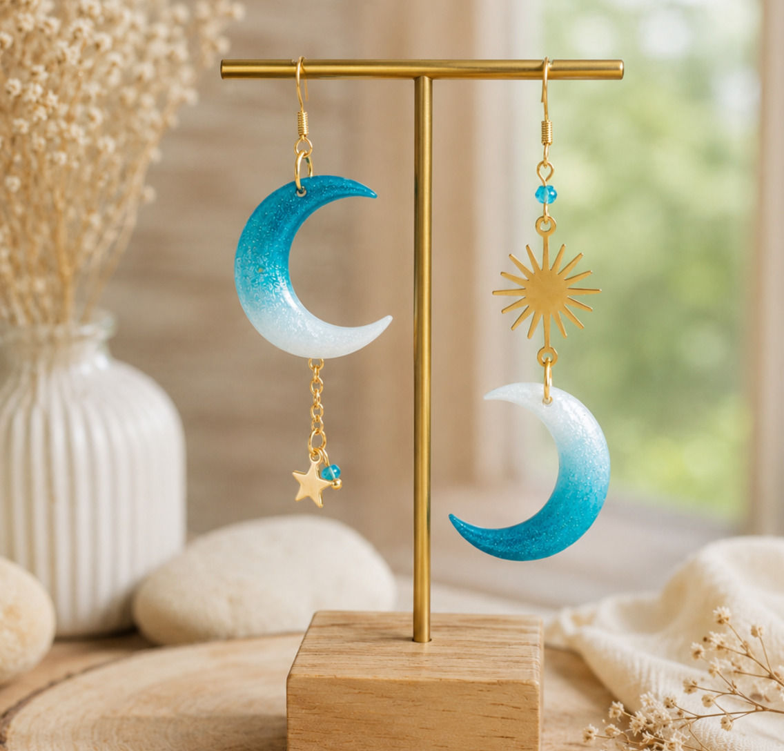 Boucles d'oreilles dorées artisanales Lune et Soleil Apatite naturelle