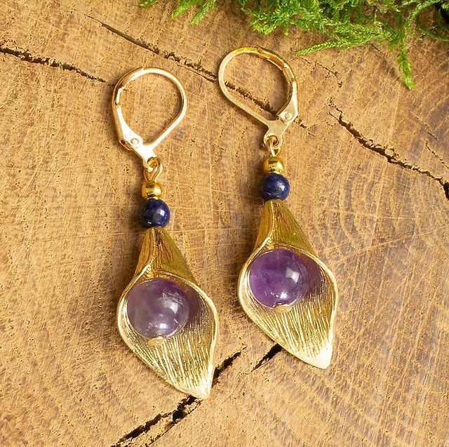 Boucles d'oreilles fleurs dorées améthystes lapis lazuli, dormeuses plaqué or