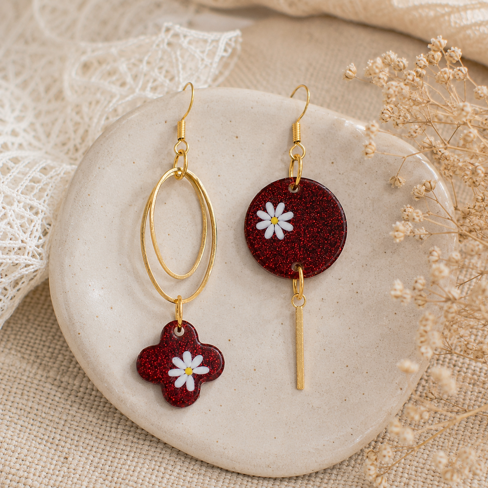 Boucles d’oreilles artisanales asymétriques rouges et dorées