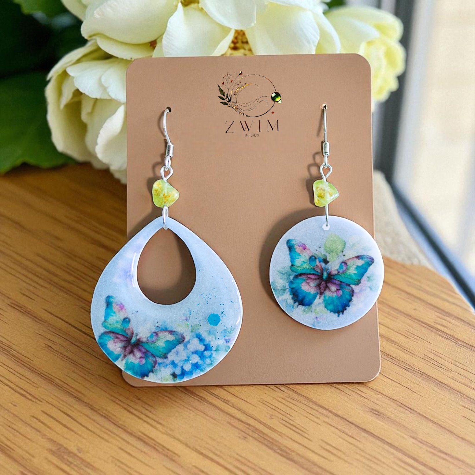 Boucles d'oreilles asymétrique papillons bleus et péridots