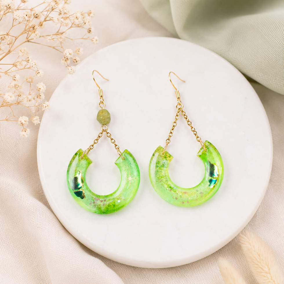 Miniature : Boucles asymétriques péridot et résine artisanale