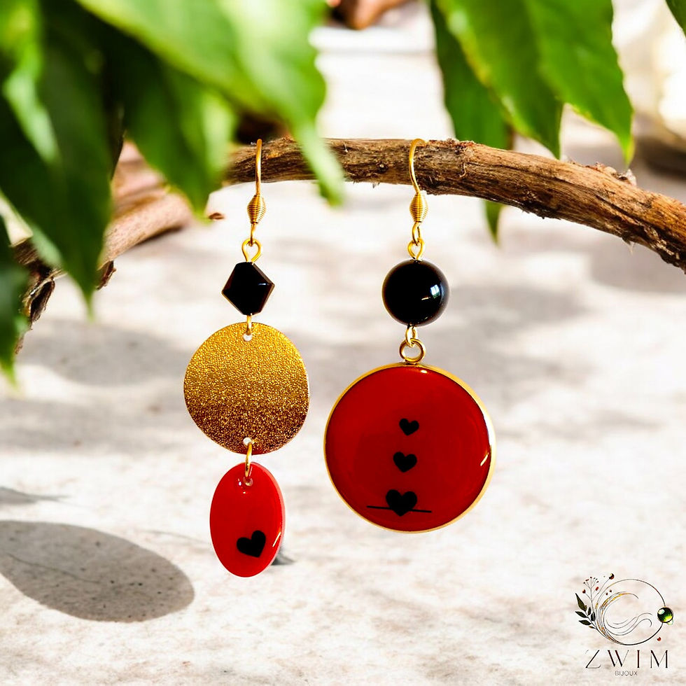 Boucles d'oreilles asymétriques Onyx en rouge et coeurs noir