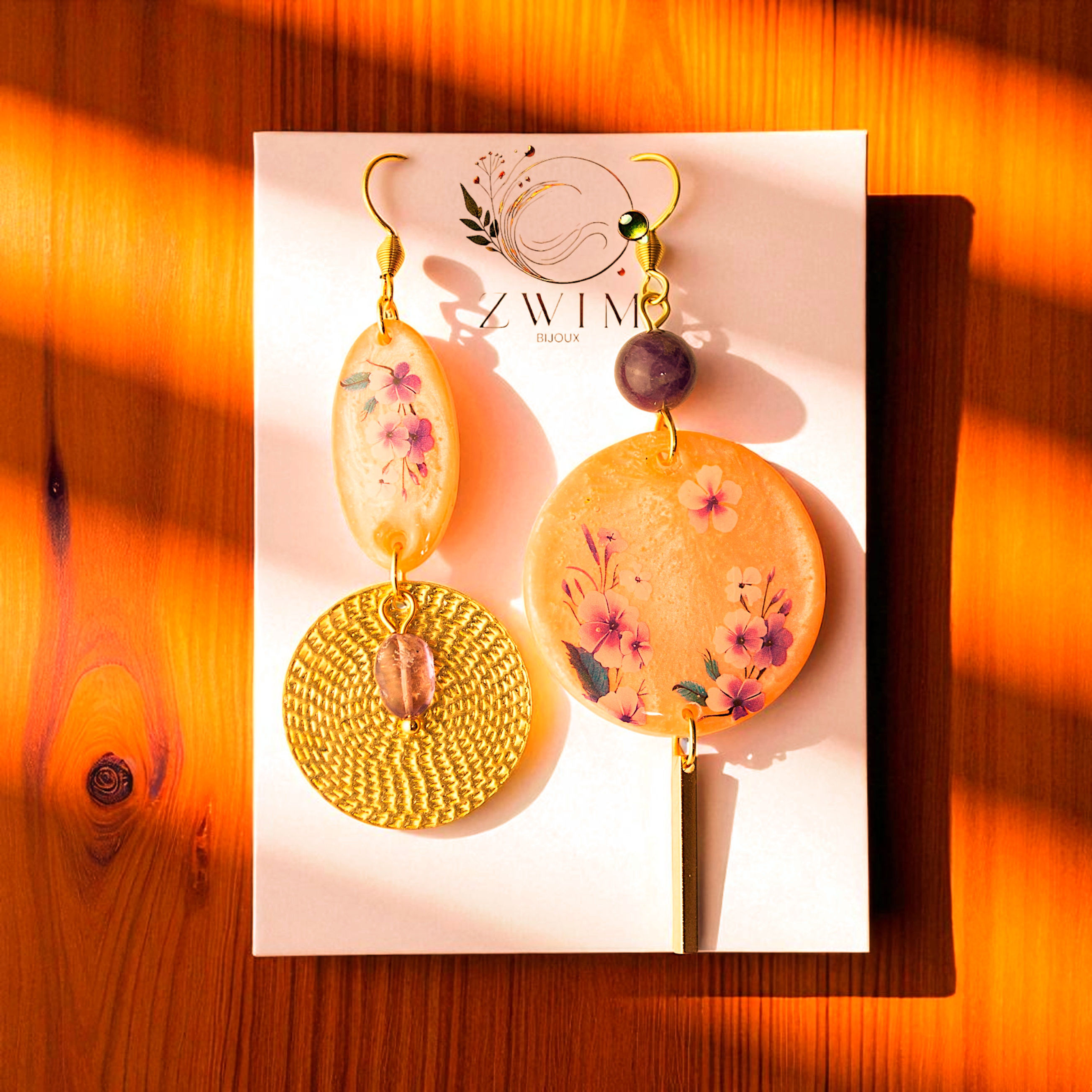 Boucles d’oreilles asymétriques avec améthystes, pendentifs orange nacré