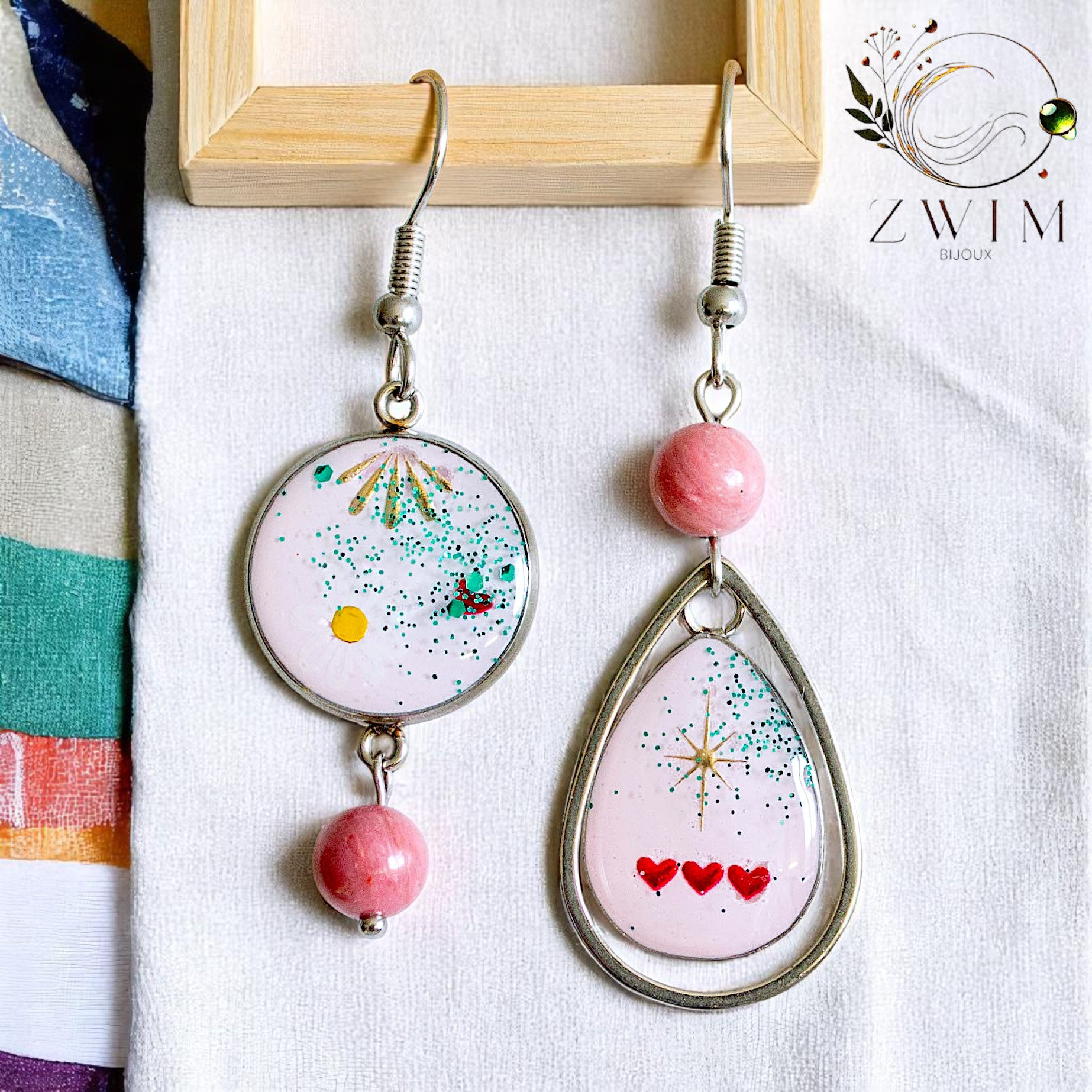 Boucles d'oreilles artisanales asymétriques en rhodochrosite et pendentifs rose