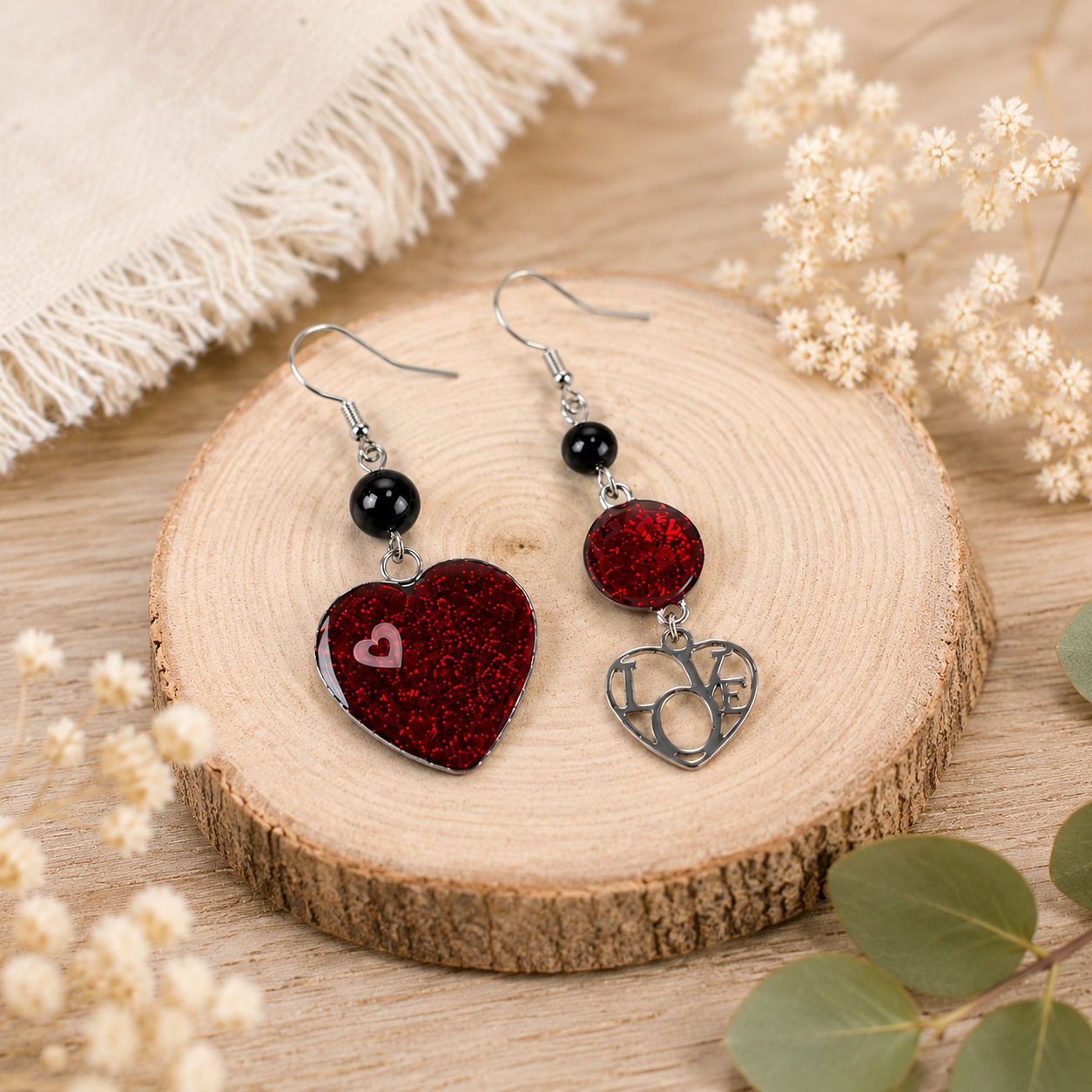 Boucles d’oreilles asymétriques cœur rouge pailleté et onyx
