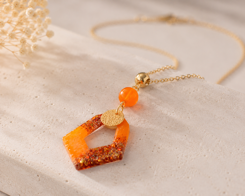Collier court agate orange naturelle et pendentif résine orange