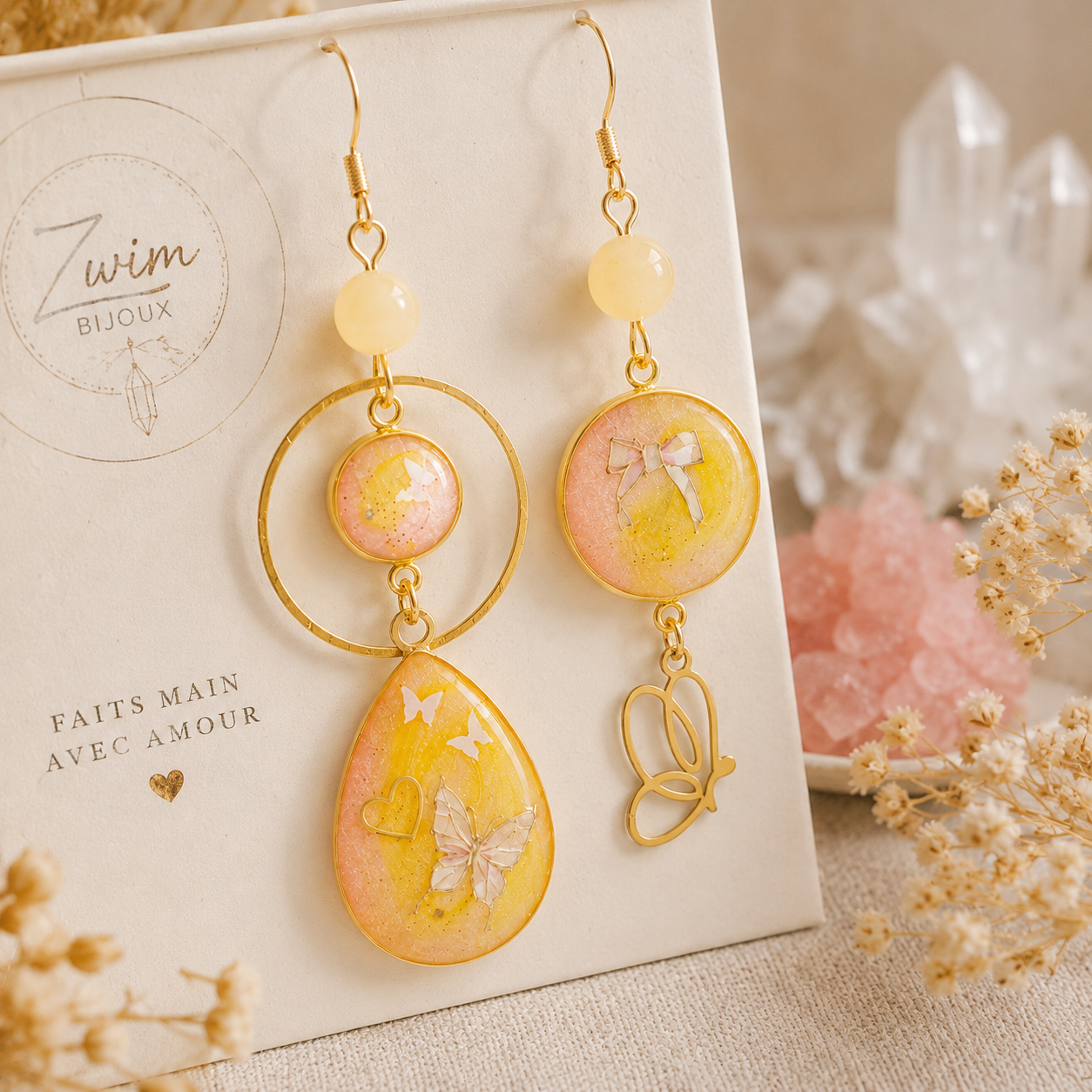 Boucles d’oreilles asymétriques en calcite jaune et papillon